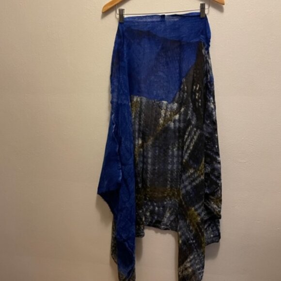 Silk & Cashmere lightweight printed shawl in silk and cashmere in blue and grey - Picture 2 of 5